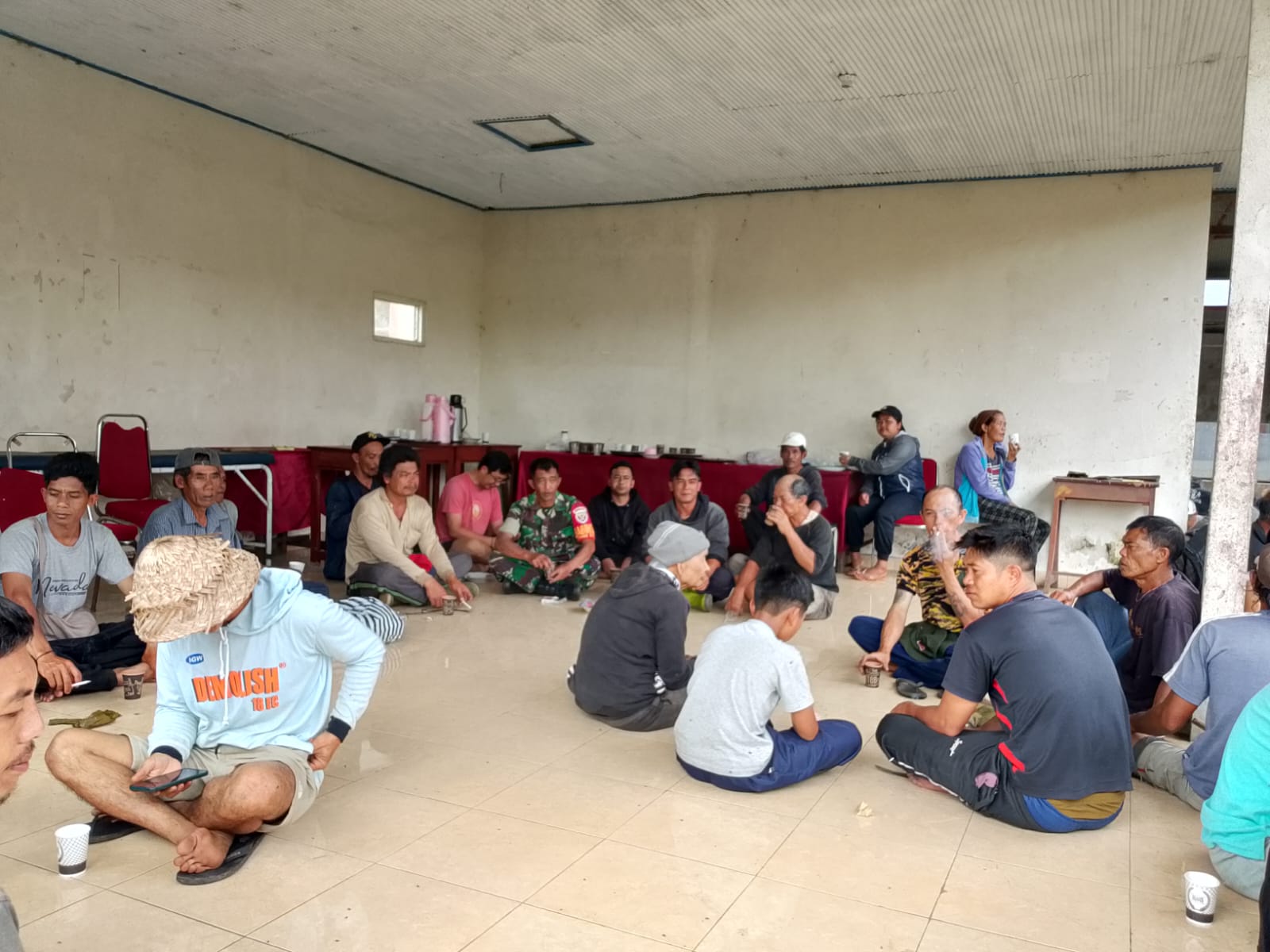 Babinsa Batur Selatan Turun Langsung, Jalan Banjar Taksu Dibersihkan