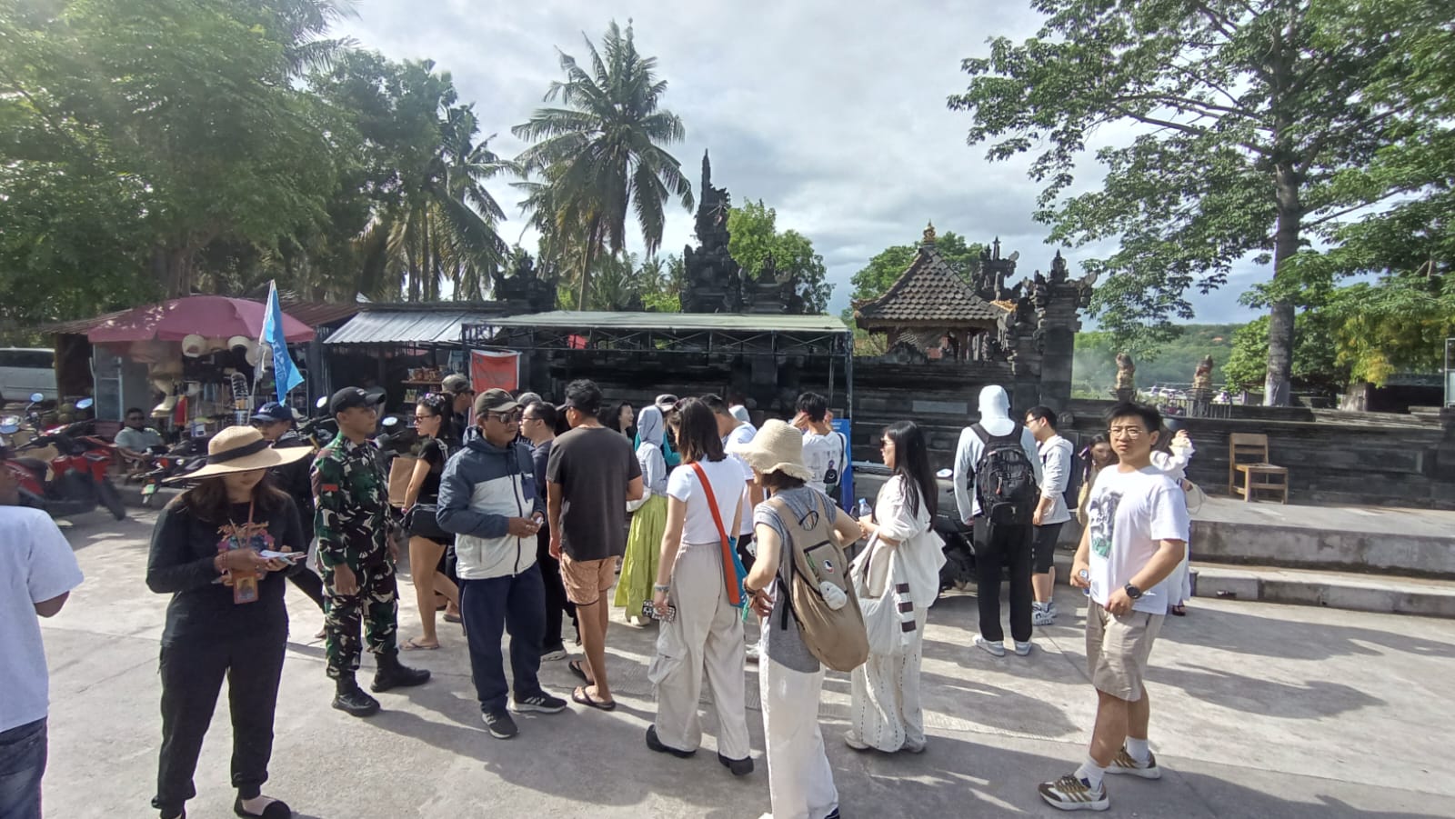 Ciptakan Rasa Aman, Koramil Nusa Penida Lakukan Patroli Di Pelabuhan Banjar Nyuh