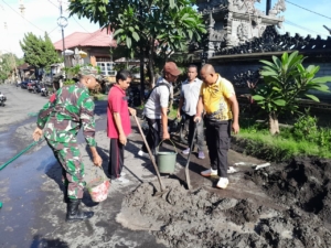 Babinsa, Bhabinkamtibmas dan Perangkat Desa Bersatu Perbaiki Drainase Kantor Desa Penuktukan