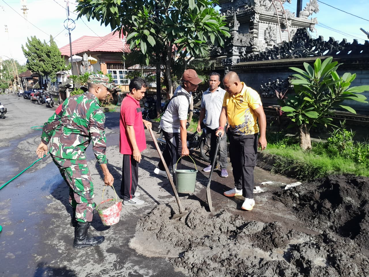 Babinsa, Bhabinkamtibmas dan Perangkat Desa Bersatu Perbaiki Drainase Kantor Desa Penuktukan