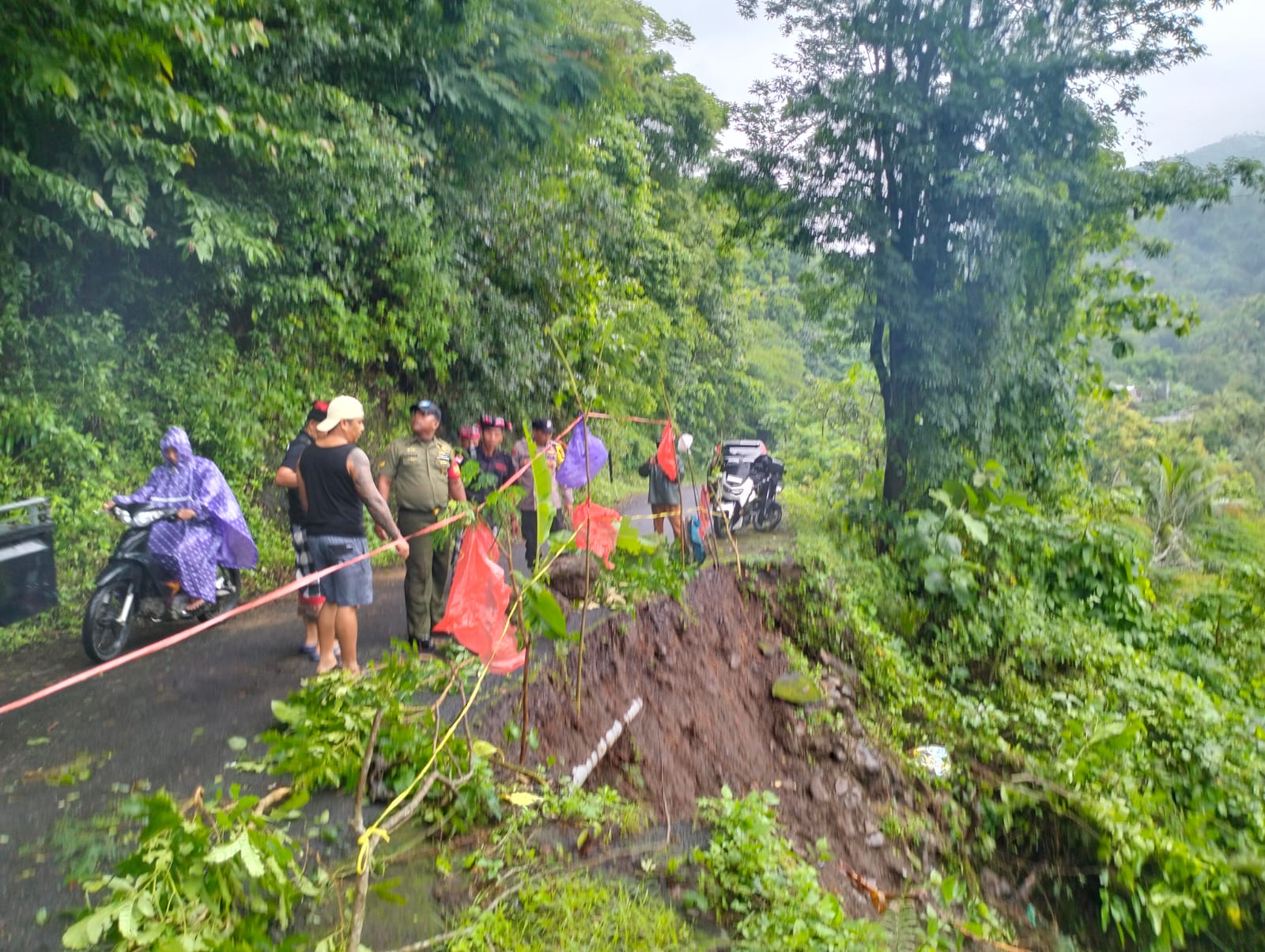 Antisipasi Bahaya Lanjutan, Babinsa dan Bhabinkamtibmas Tinjau Senderan Amblas di Kecamatan Seririt