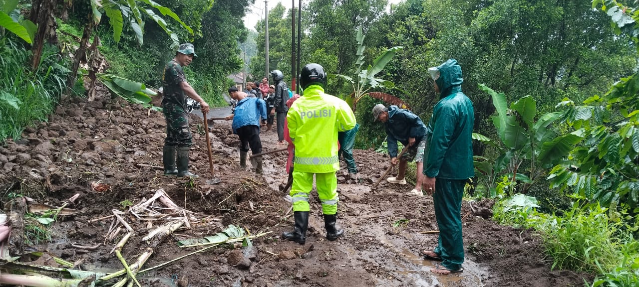 Semangat Gotong Royong Babinsa Gobleg Bantu Warga Atasi Tanah Longsor