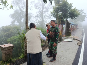 Antisipasi Bahaya, Babinsa Wanagiri Pasang Rambu Pengaman di Lokasi Longsor