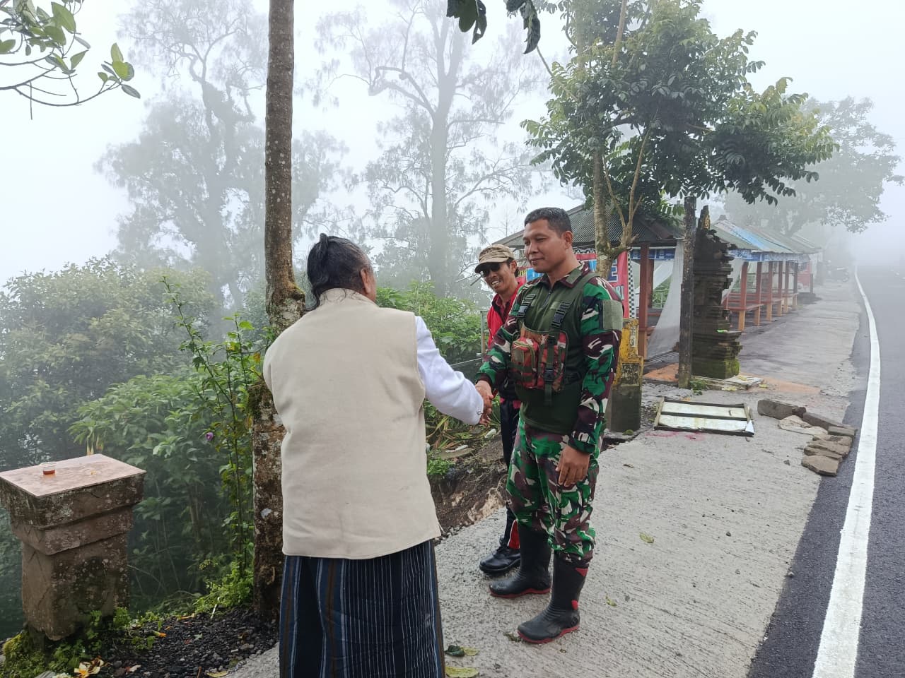 Antisipasi Bahaya, Babinsa Wanagiri Pasang Rambu Pengaman di Lokasi Longsor