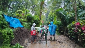 Kebersamaan TNI dan Warga Warnai Pembersihan Longsor di Desa Kayuputih