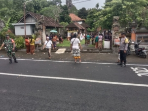 Tegaskan Komitmen TNI Hadir Ditengah Masyarakat, Serka Yulianta Amankan Prosesi Pengabenan