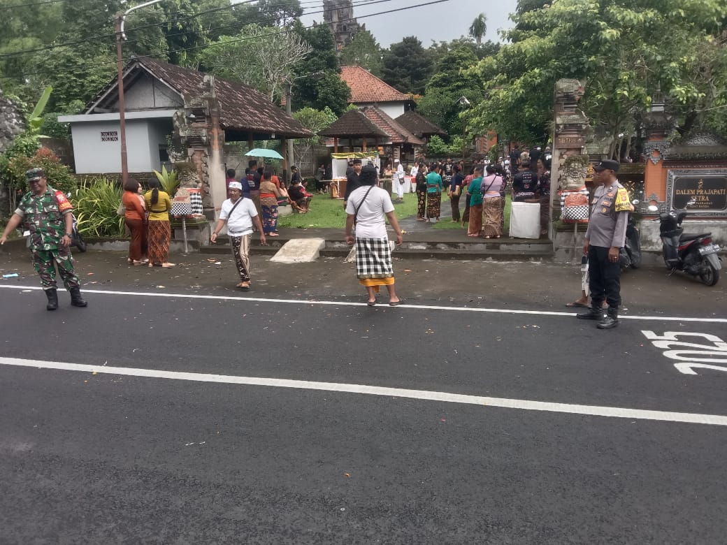 Tegaskan Komitmen TNI Hadir Ditengah Masyarakat, Serka Yulianta Amankan Prosesi Pengabenan