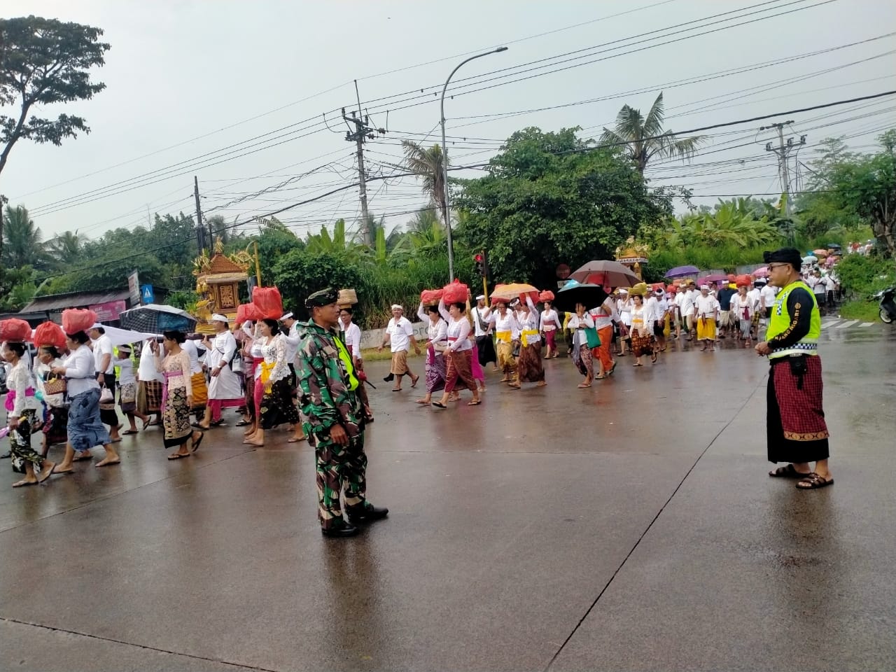 Meski Diguyur Hujan, Babinsa Negari Tetap Semangat Kawal Upacara Melasti