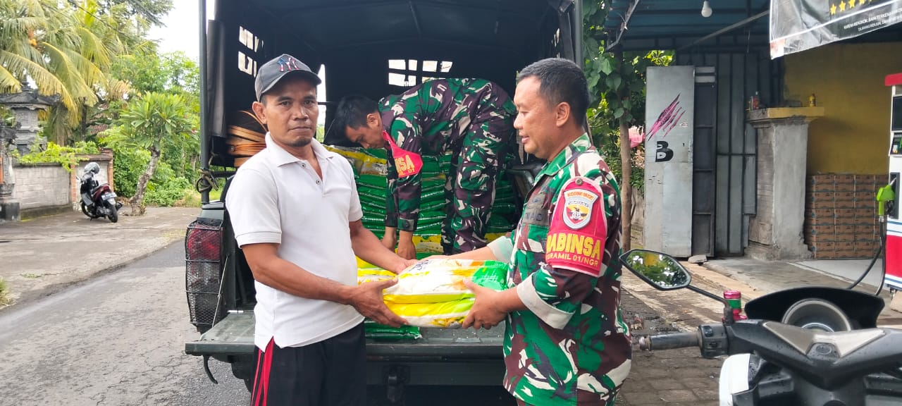 Pastikan Situasi Kondusif, Babinsa Koptu David Dani Agung Pantau Pasar Murah di Banjar Sabo