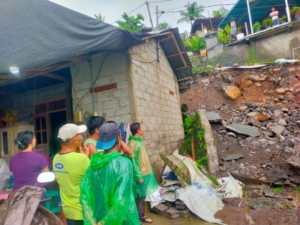Peduli Warga Binaan, Babinsa Koramil Sukasada Turun Langsung Tangani Longso