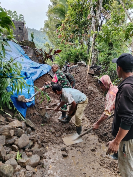 Sinergi Babinsa Sepang dan Warga Gotong Royong Perbaiki Kerusakan Akibat Bencana