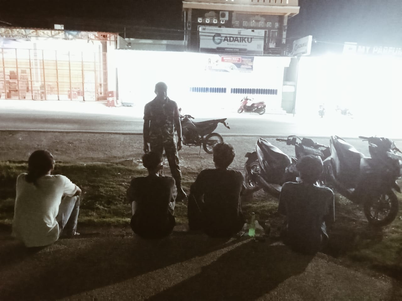 ‎Dekat dengan Masyarakat, Koramil Utan Rhee Patroli Malam dan Beri Imbauan Kamtibmas