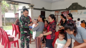 Wujudkan Balita Sehat, Babinsa Mendoyo Dampingi Pemberian Makanan Tambahan di Posyandu