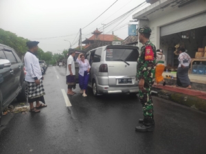 Kuatkan Sinergi Ditengah Tradisi, Babinsa Kamasan Amankan Piodalan Bersama Bhabinkamtibmas Dan Pecalang