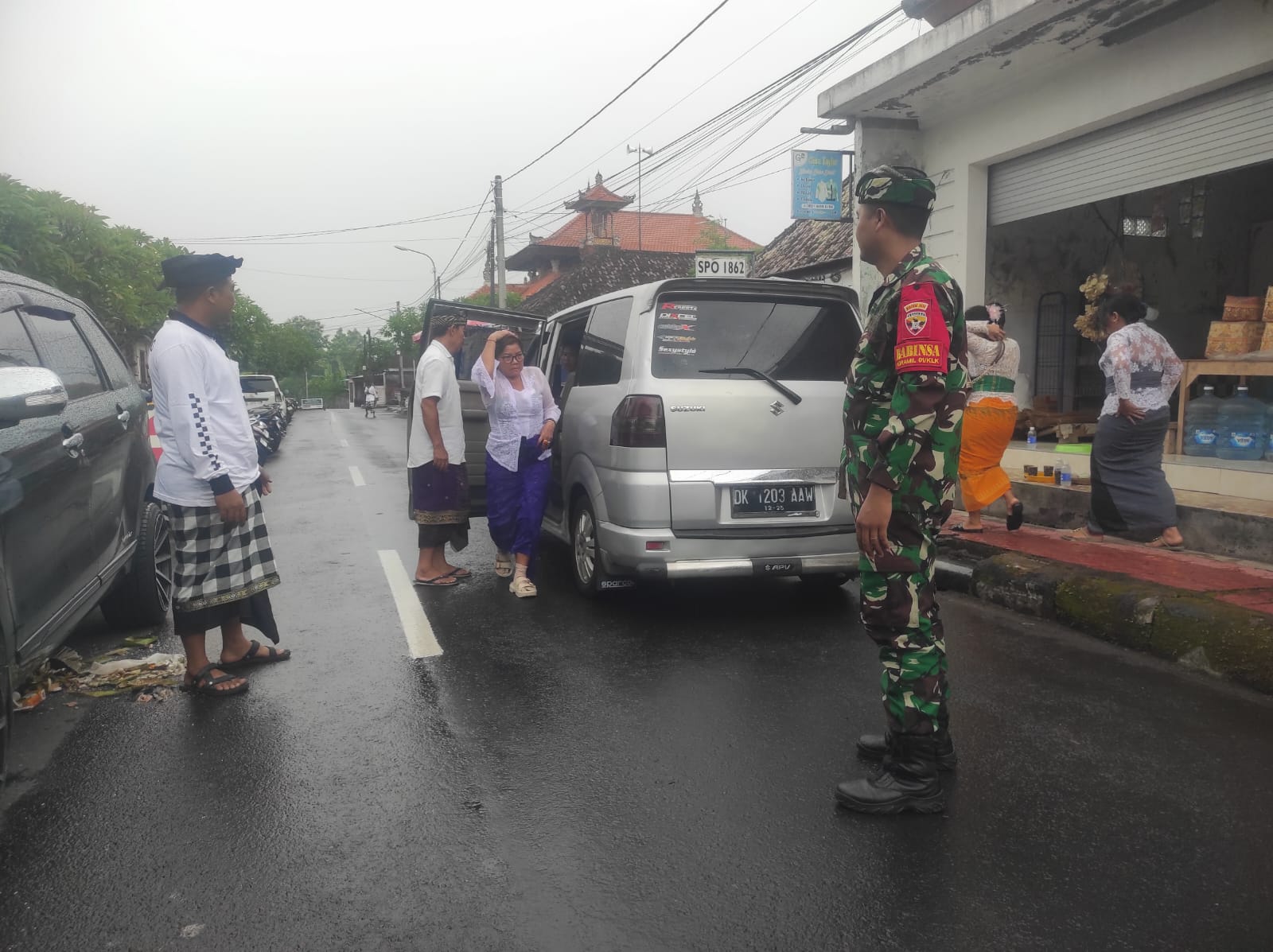 Kuatkan Sinergi Ditengah Tradisi, Babinsa Kamasan Amankan Piodalan Bersama Bhabinkamtibmas Dan Pecalang