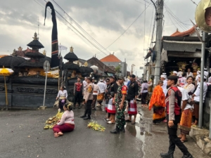 Sinergitas Tanpa Batas, Babinsa Lembongan Gelar Pengamanan Bersama Upacara Keagamaan