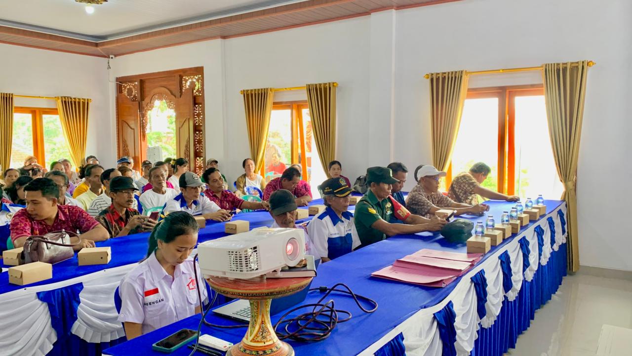 Perkuat Ekonomi Kerakyatan, Babinsa Koramil Sukasada Dampingi RAT Koperasi Desa Ambengan