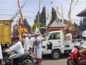 Implementasi Tri Hita Karana, Babinsa Baluk Dukung Kelancaran Upacara Piodalan