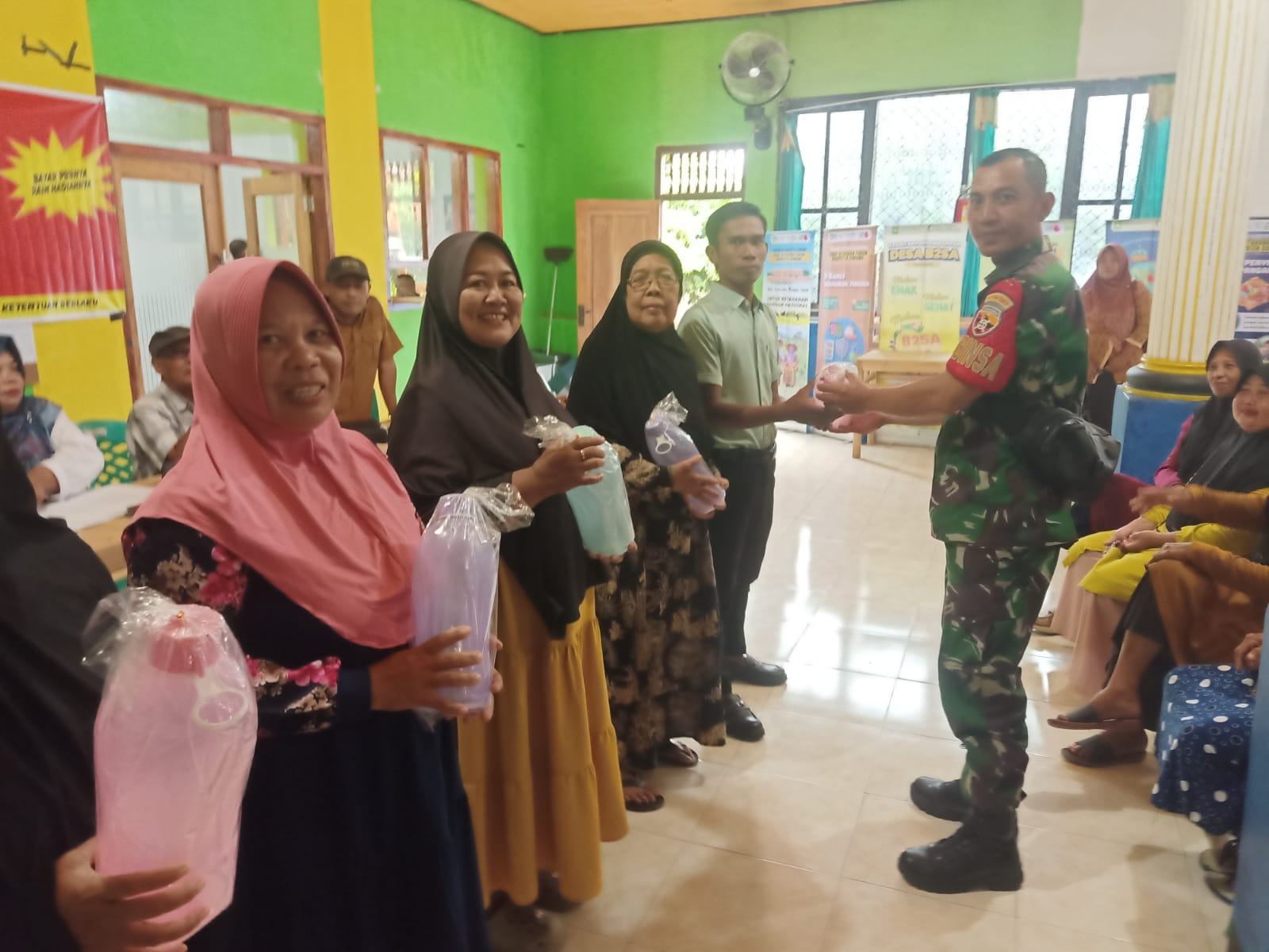 ‎Apresiasi Warga Taat Pajak, Babinsa Moyo Mekar Hadiri Gebyar Undian Pajak Desa