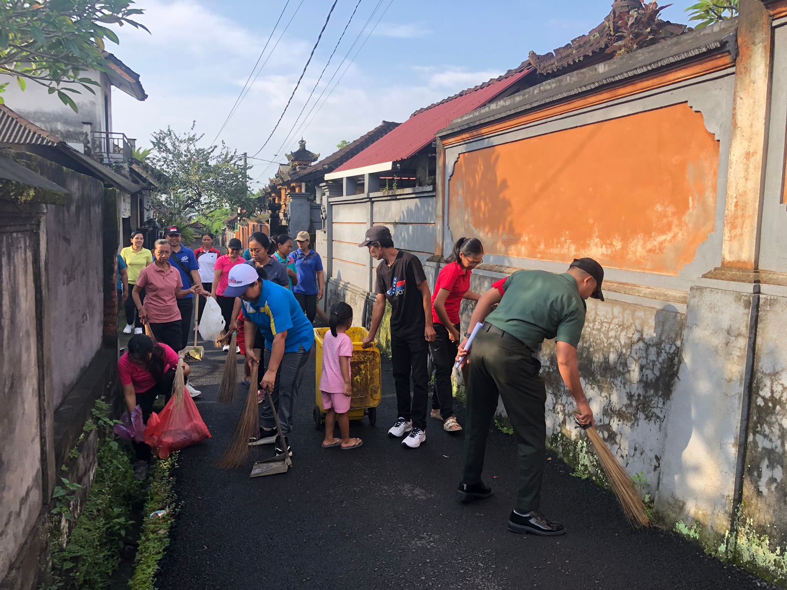 Kolaborasi TNI Dan Pemdes Ciptakan Lingkungan Bersih, Babinsa Selisihan Gelar Aksi Bersih-Bersih