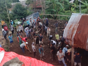 Pasca Longsor Rumah Warga, Koramil Sukasada Bersama Masyarakat Laksanakan Gotong Royong