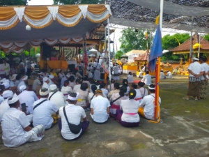 Babinsa Bubunan Bersama Babinkamtibmas Pastikan Keamanan Piodalan Pura Dalem