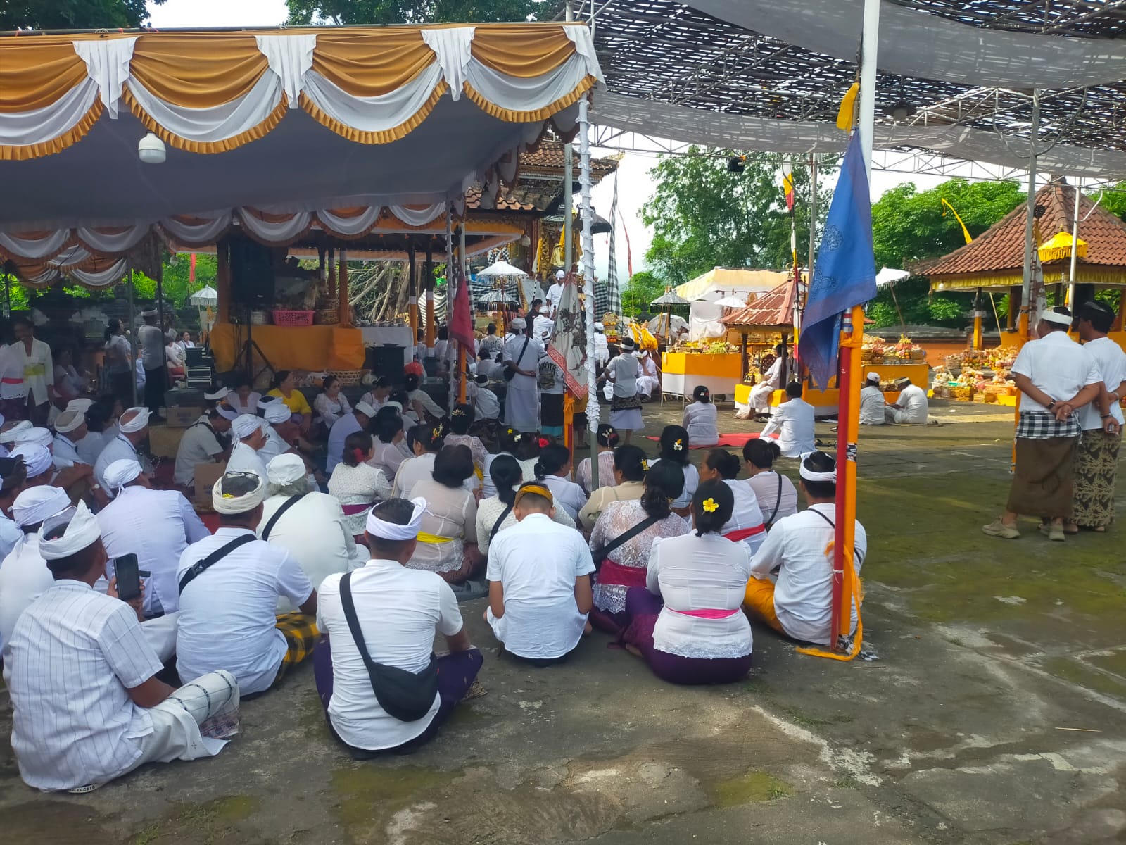 Babinsa Bubunan Bersama Babinkamtibmas Pastikan Keamanan Piodalan Pura Dalem