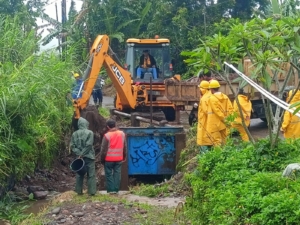 Sinergi TNI, Pemdes, dan Instansi Terkait Bersihkan Saluran Irigasi di Dusun Karma