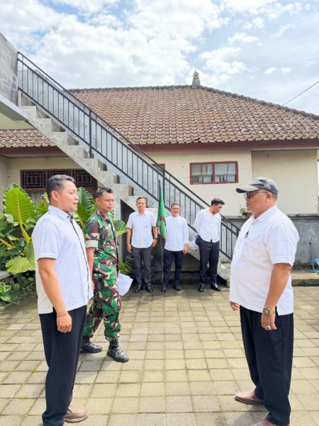 Jelang Hari Desa Nasional 2026, Babinsa Keliki Latih Unsur Desa Demi Upacara Bermakna