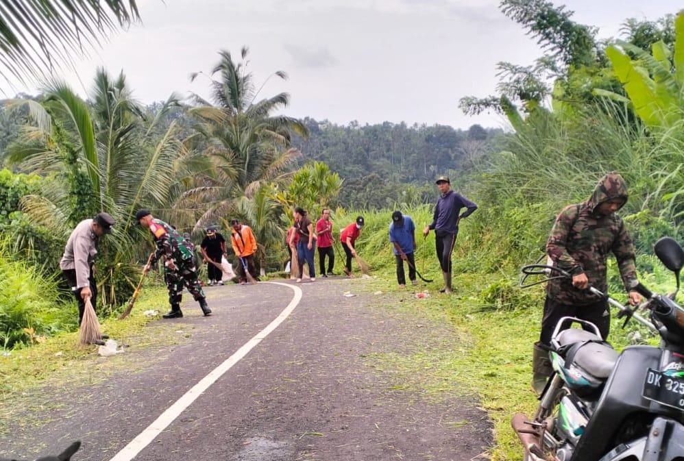 Babinsa Karyasari Turun Langsung Bersama Warga dalam Pembersihan Lingkungan Secara Gotong Royong