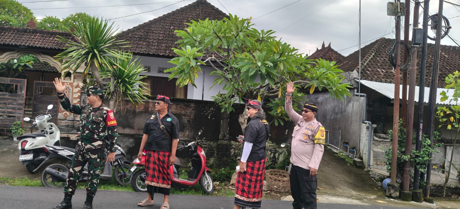 Selalu Ada Dalam Kegiatan Warga, Babinsa Tihingan Pastikan Upacara Pengabenan Berjalan Aman Dan Lancar