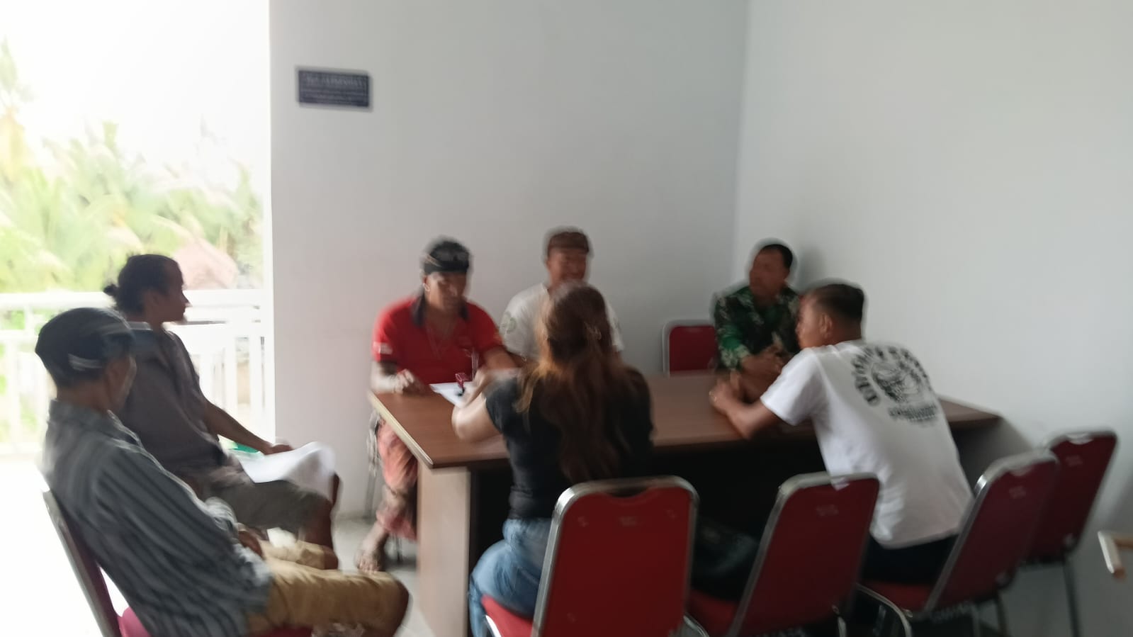 Melalui Komsos, Babinsa Desa Kekeran Buktikan Sinergi Tanpa Batas dengan Tokoh Adat