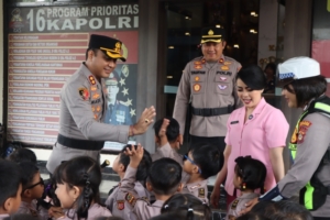 Pererat Kedekatan, Kapolres Karangasem Ajak Anak-Anak TK Kemala Bhayangkari 7 Amlapura Kenali Lingkungan Polri