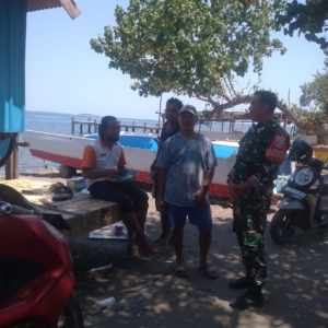 ‎Babinsa Desa Labuhan Bajo Sampaikan Imbauan Tegas Hadapi Cuaca Ekstrem