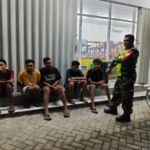 ‎Koramil 1607-03/Ropang Menyapa Warga di Malam Hari, Wujudkan Lingkungan Aman dan Harmonis