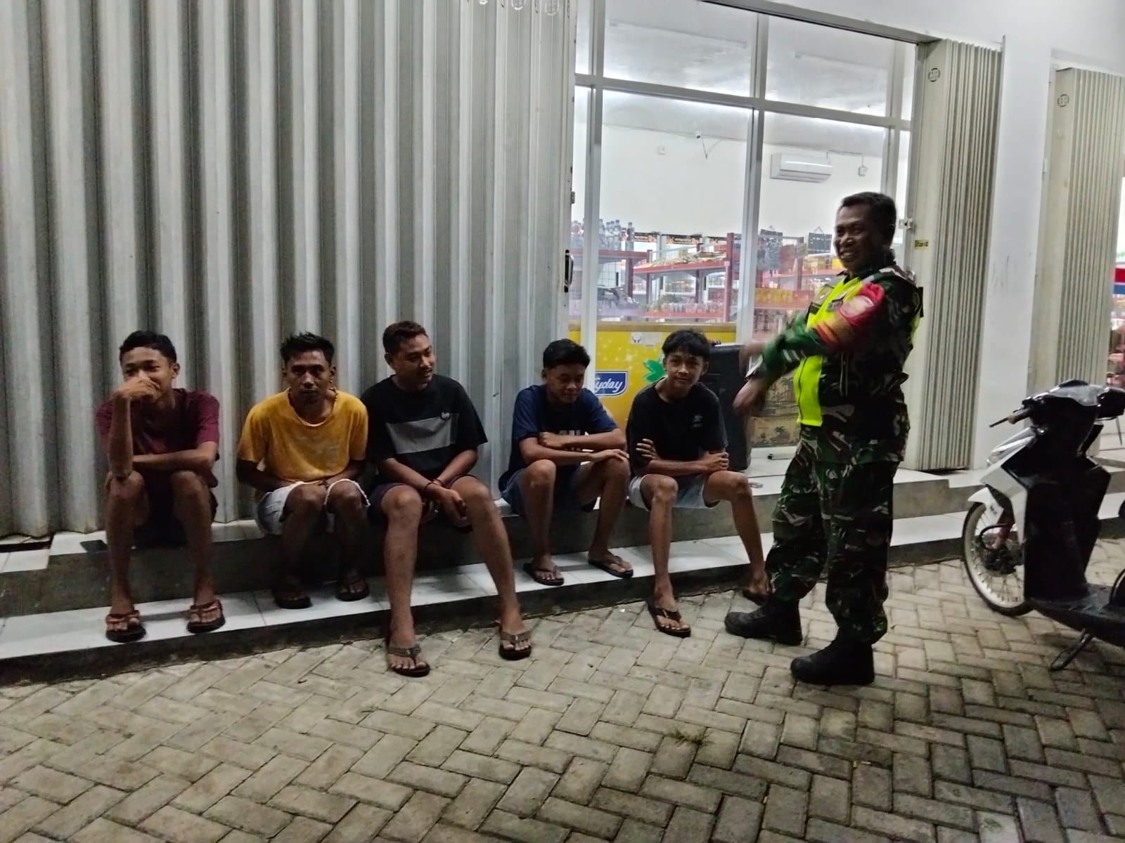 ‎Koramil 1607-03/Ropang Menyapa Warga di Malam Hari, Wujudkan Lingkungan Aman dan Harmonis