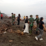 Pantai Desa Banjar Dibersihkan Bersama, Bukti Kuatnya Kebersamaan Lintas Instans