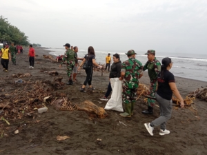 Pantai Desa Banjar Dibersihkan Bersama, Bukti Kuatnya Kebersamaan Lintas Instans