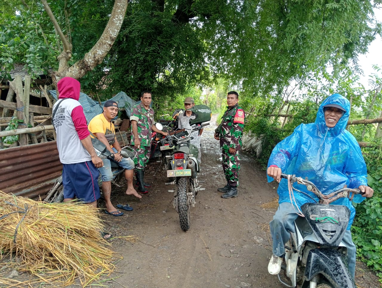 ‎TNI Hadir Kawal Pembangunan, Babinsa dan Danpos Dampingi Cek Irigasi Desa Songkar