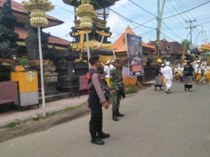 Ratusan Warga Ikuti Upacara Mamapada Dan Melasti, Babinsa Batununggul Gelar Pengawalan Pastikan Berjalan Lancar