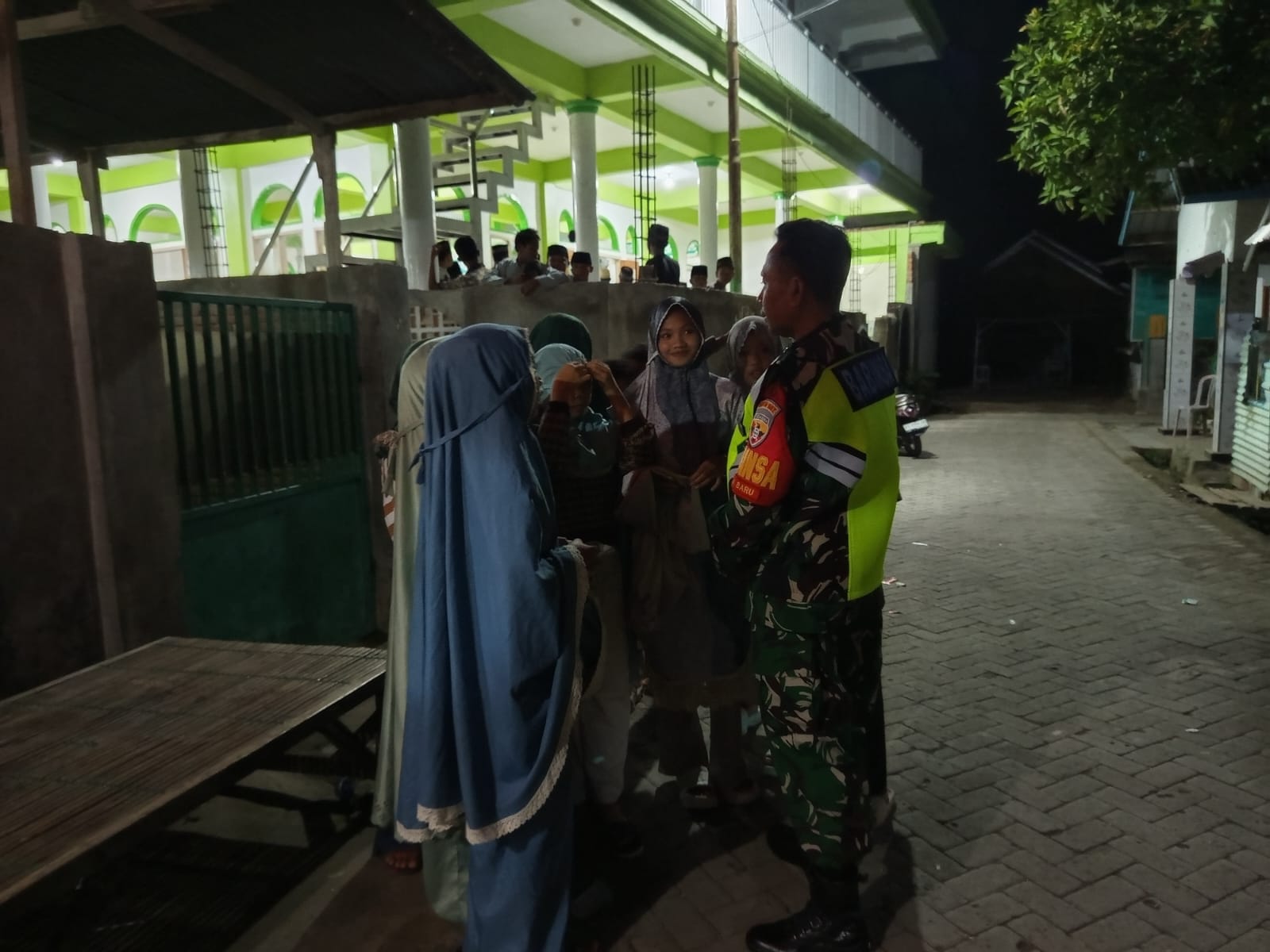 Koramil 1607-04/Alas Rutin Gelar Patroli Malam Jaga Kondusifitas Wilayah