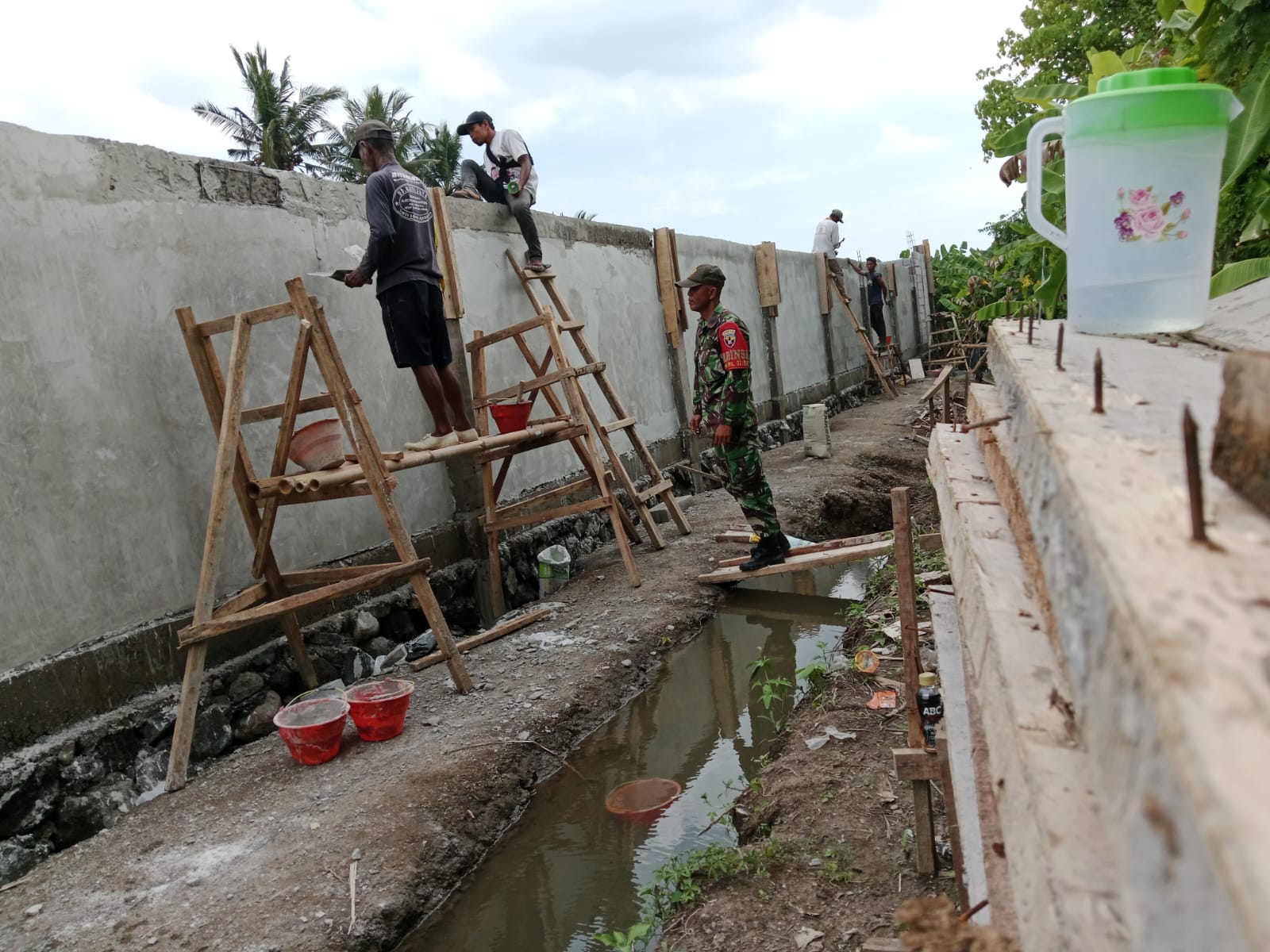 Turun Langsung Tinjau Pembangunan KDKMP, Babinsa Tusan Sebut Progres Capai 22,23 Persen Tahap Pembuatan Begisting Balok RB