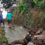 Sinergi TNI–Polri dan Warga Bersihkan Longsor Akibat Hujan Lebat di Sukasada