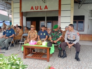 Danramil 1607-04/Alas Dukung Semangat Kebersamaan Lewat Serah Terima Panji HUT Sumbawa