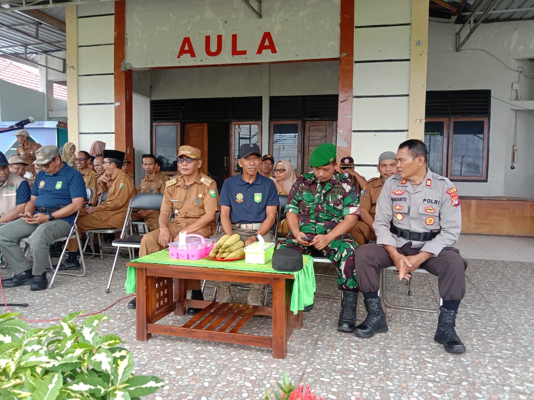 Danramil 1607-04/Alas Dukung Semangat Kebersamaan Lewat Serah Terima Panji HUT Sumbawa