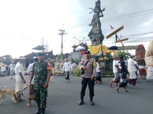 Pecaruan Dan Nyatur Desa Ida Bhatara Sesuhunan Ratu Lingsir Pura Taman Sari Digelar, Aparat TNI Polri Dan Pecalang Atur Kelancaran Lalu Lintas