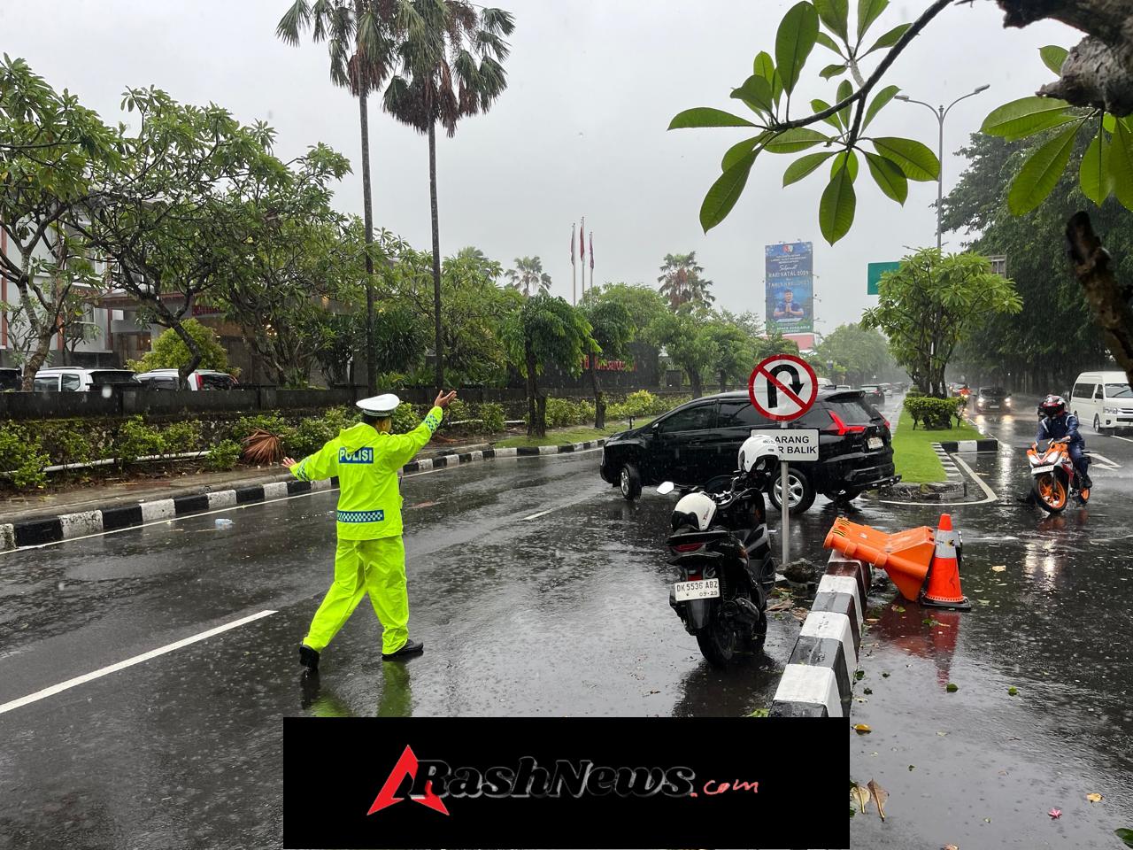 Diguyur Hujan, Satlantas Polres Bandara Ngurah Rai Tetap Siaga Jaga Kelancaran Arus Lalu Lintas