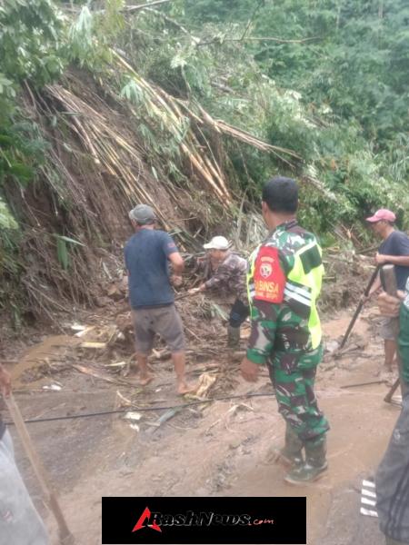 Babinsa Kerta Turun Langsung Pulihkan Akses Jalan Akibat Longsor di Payangan