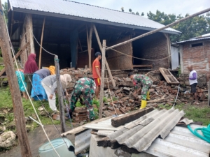 ‎Koramil 1607-09/Utan Melalui Babinsa Bantu Penanganan Rumah Warga Terdampak Cuaca Ekstrem