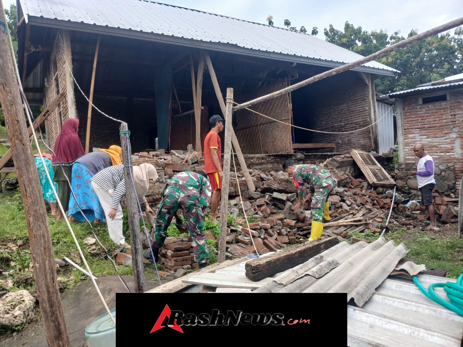 ‎Koramil 1607-09/Utan Melalui Babinsa Bantu Penanganan Rumah Warga Terdampak Cuaca Ekstrem